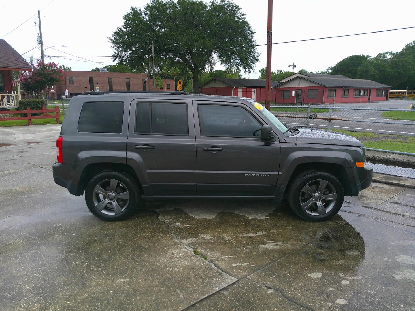 2015 GRAY JEEP PATRIOT LATITUDE (1C4NJPFA7FD) , located at 1200 Cassat Avenue, Jacksonville, FL, 32205, (904) 695-1885, 30.302404, -81.731033 - Photo#4